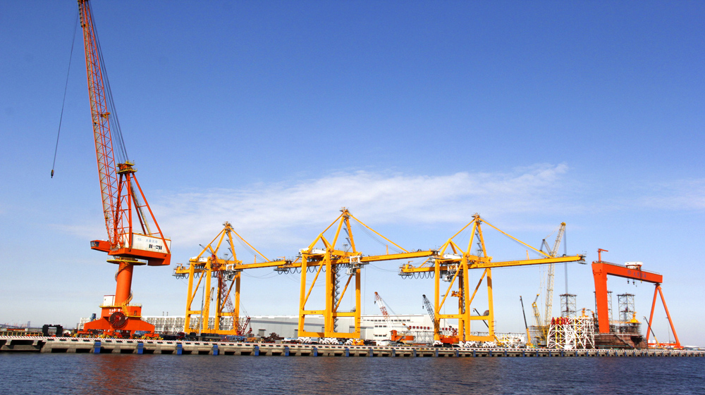 为科尼公司生产的岸桥群,用于印度尼西亚第三港务局(60吨-46米)